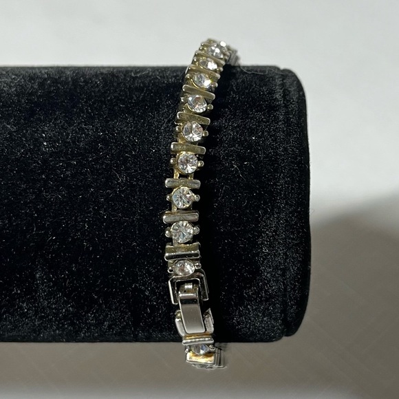 Vintage silver-tone tennis bracelet crystals. Substantial weight. Strong clasp. - Picture 3 of 10